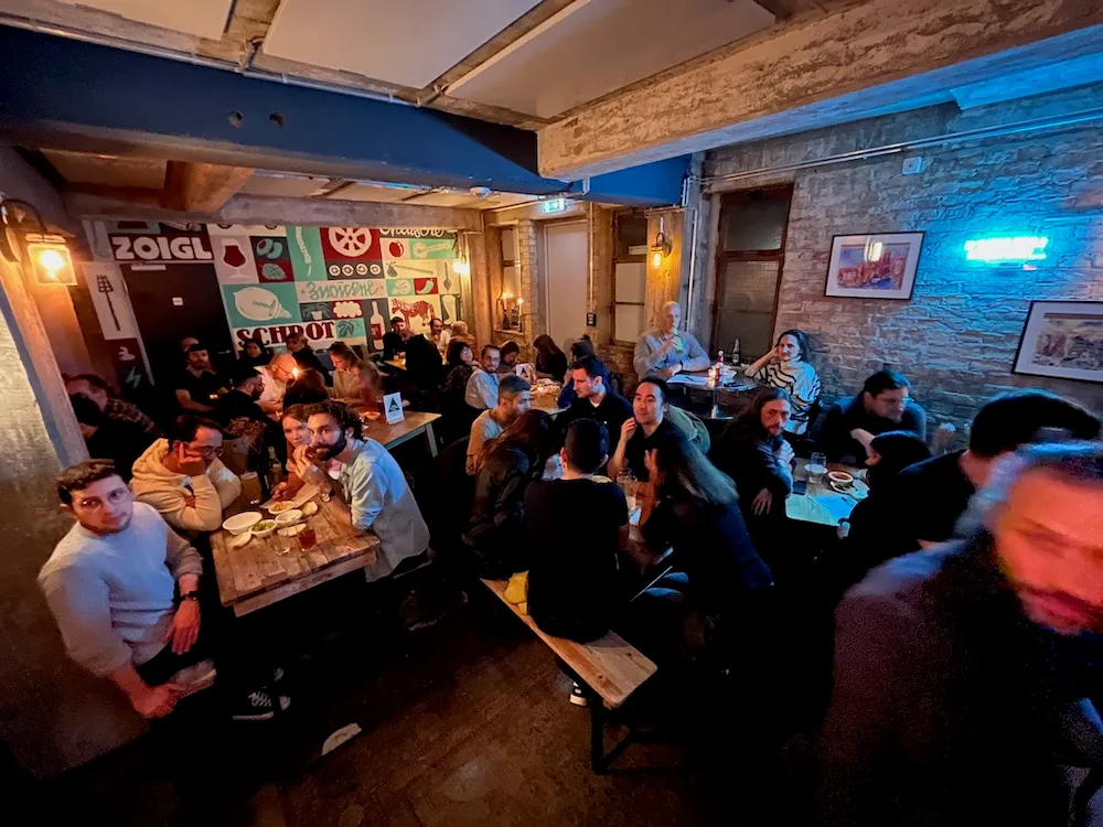 Crowded pub quiz night at Vagabund Brauerei Kesselhaus, people seated at wooden tables with drinks